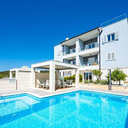 Life Sea View & Pools Apartmán *